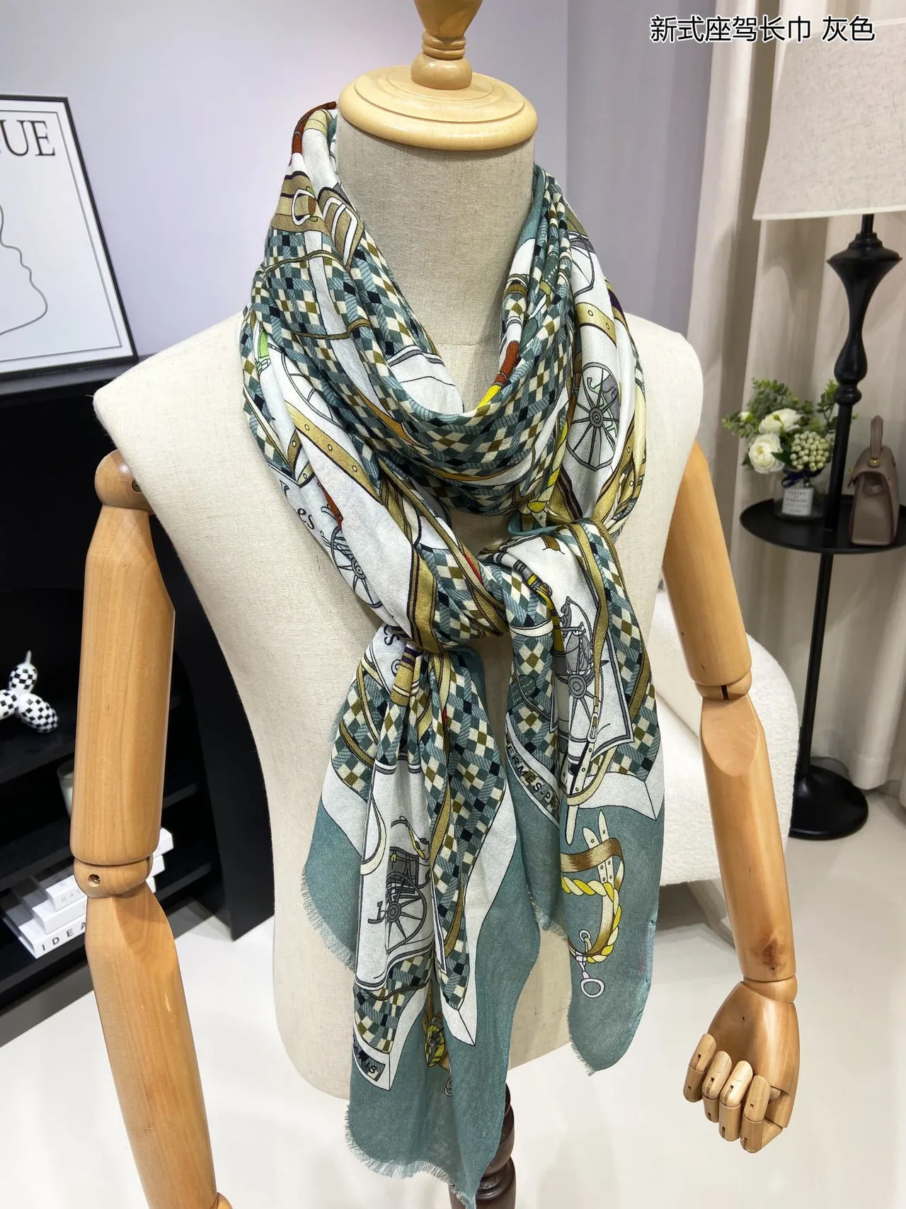 Hermès الأدوات طباعة فرسية رمادي-مربعات وشاح حرير 5