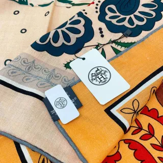 Hermès Pañuelo de Seda con Estampado Multicolor
