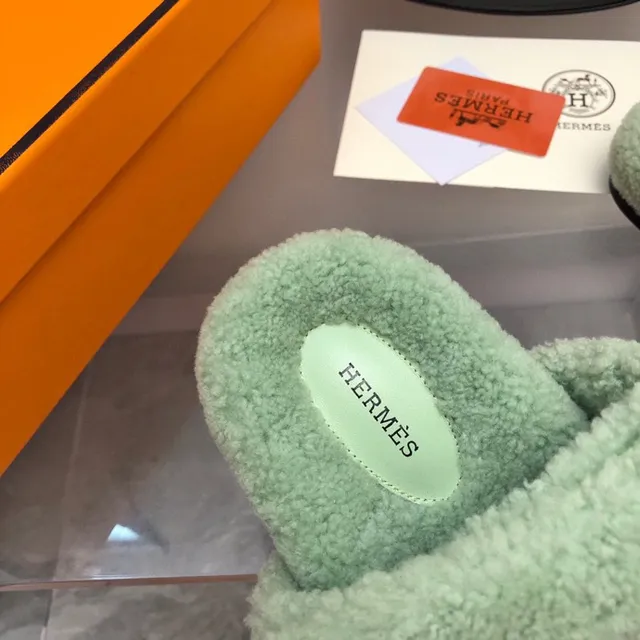 Hermès Oran Green Beige Matériau pelucheux type shearling doubles brides larges chaussons 3