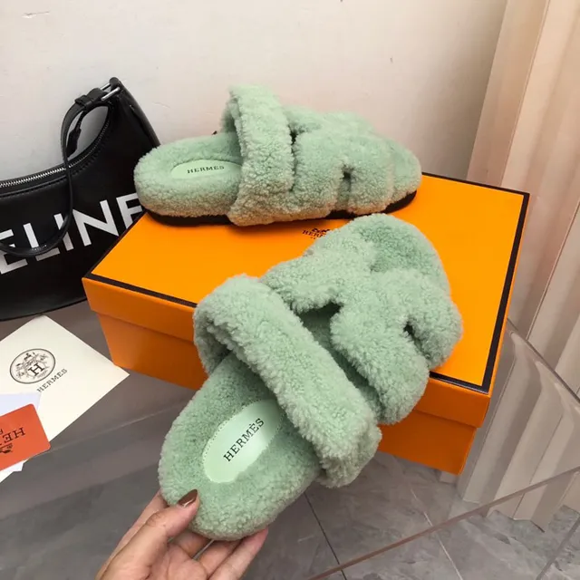 Hermès Oran Green Beige Matériau pelucheux type shearling doubles brides larges chaussons 4