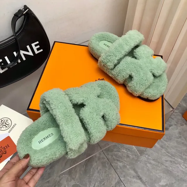 Hermès Oran Green Beige Matériau pelucheux type shearling doubles brides larges chaussons 5
