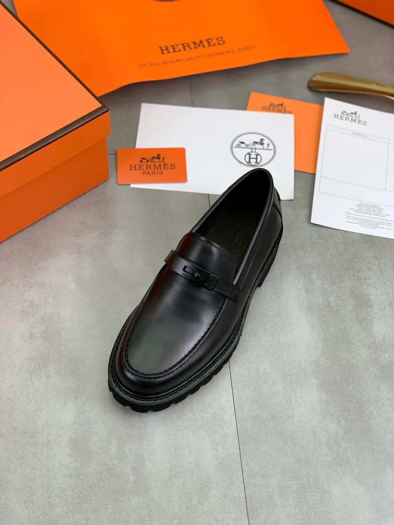 Hermès Oran loafer cuir noir H-Buckle semelle lug loafer 4