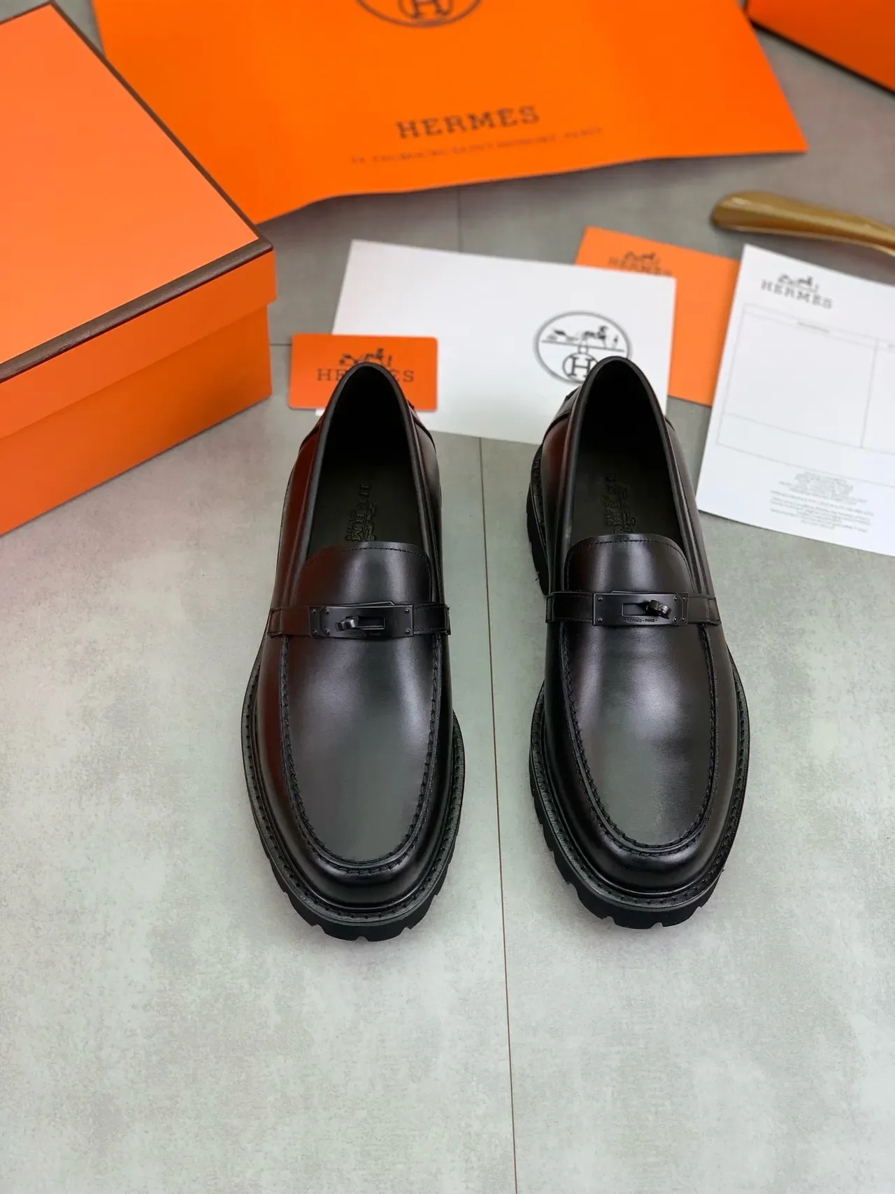 Hermès Oran loafer cuir noir H-Buckle semelle lug loafer 5