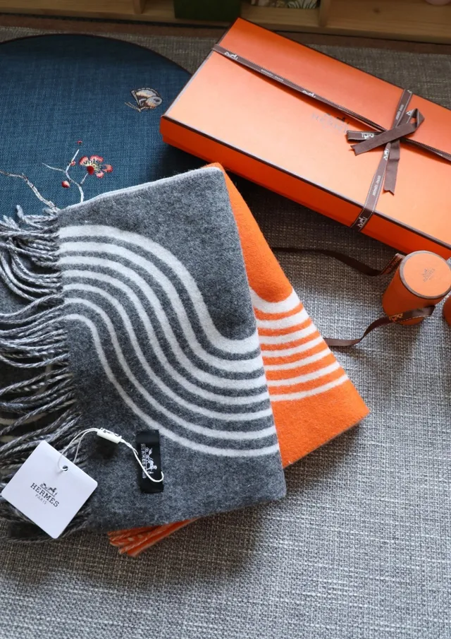 Hermès Écharpe de cachemire à rayures ondulées orange et blanche 3