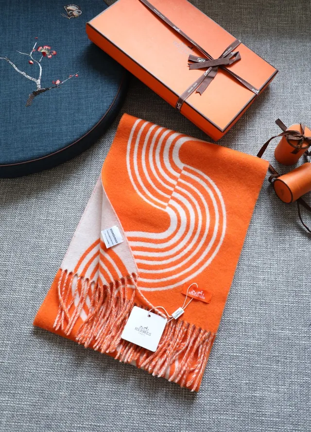 Hermès Écharpe de cachemire à rayures ondulées orange et blanche 4