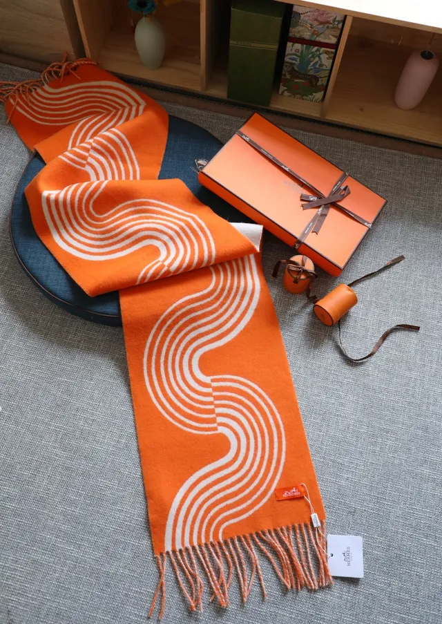 Hermès Écharpe de cachemire à rayures ondulées orange et blanche 6