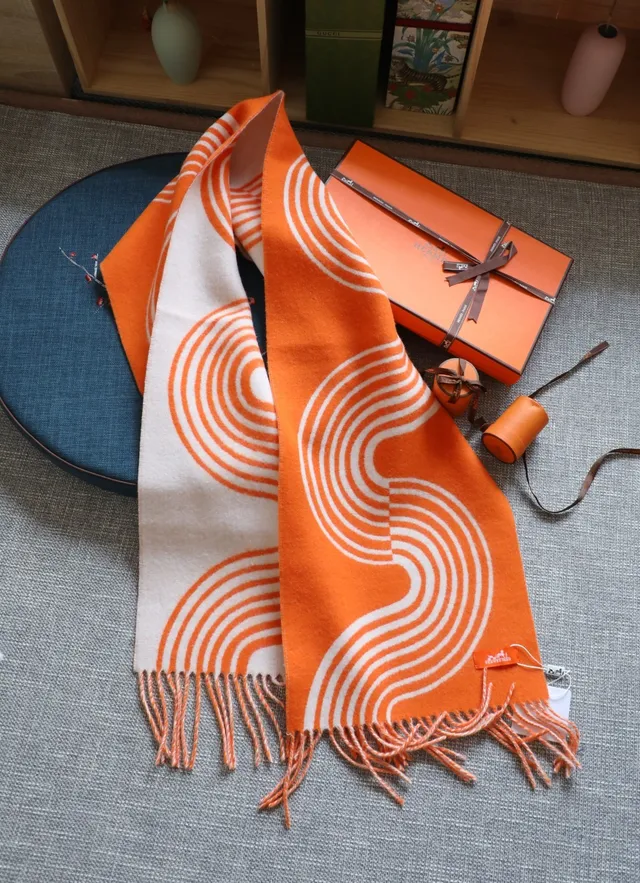 Hermès Écharpe de cachemire à rayures ondulées orange et blanche 7