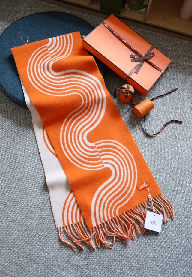 Hermès Écharpe de cachemire à rayures ondulées orange et blanche 8