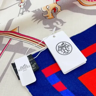 Hermès प्रिंटेड ईक्वेस्ट्रीन मोटिफ क्रीम नीला लाल रेशम स्कार्फ