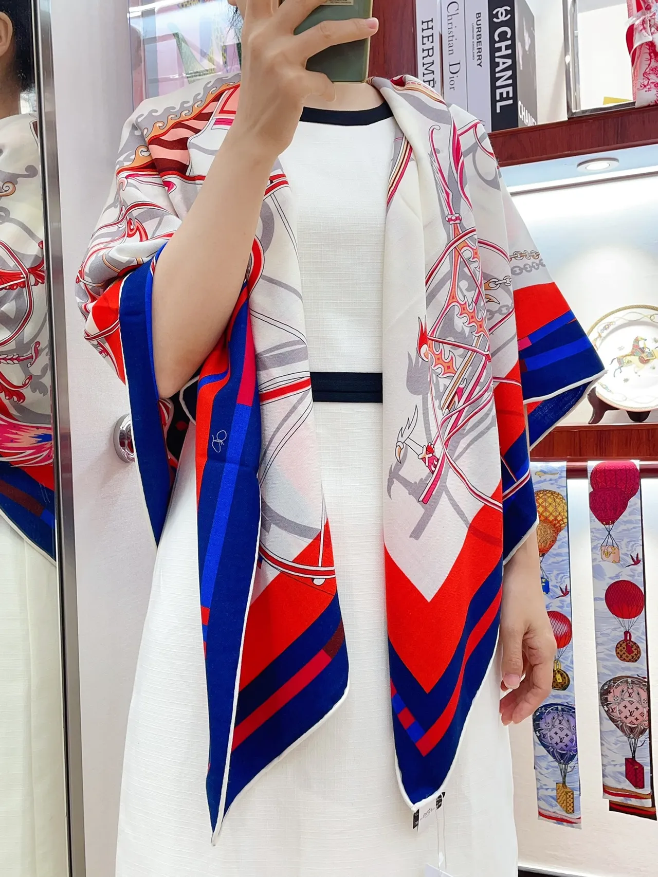 Hermès Motif Équestre Imprimé Crème Bleu Rouge Écharpe de Soie 2