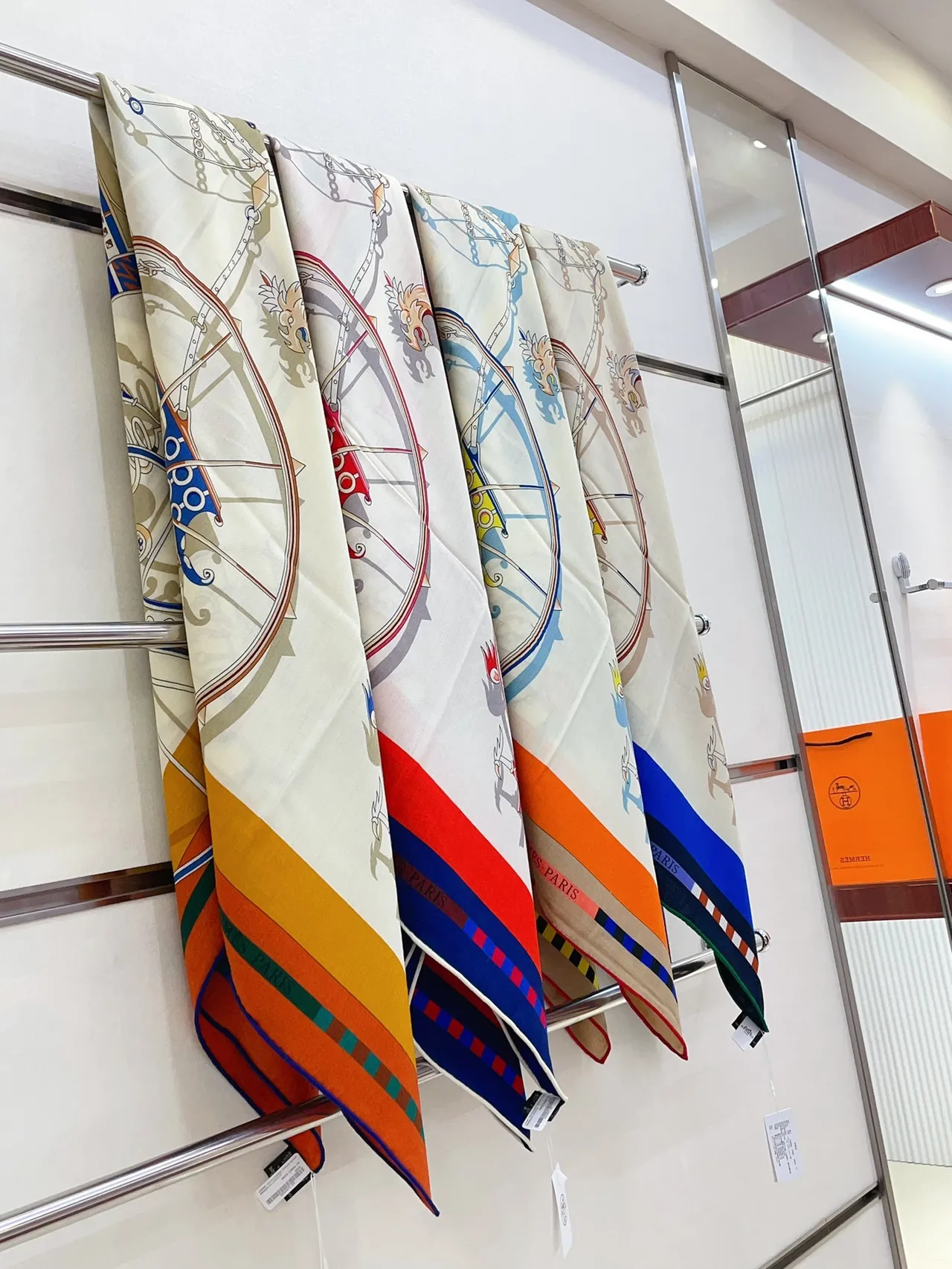Hermès Motif Équestre Imprimé Crème Bleu Rouge Écharpe de Soie 3