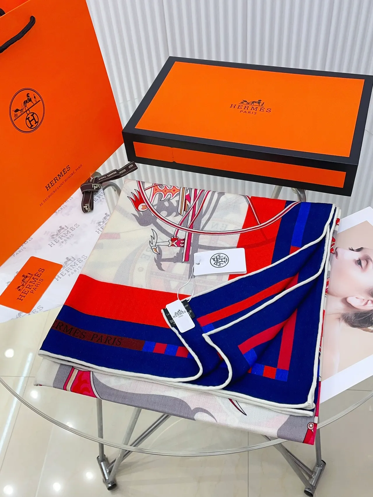 Hermès Motif Équestre Imprimé Crème Bleu Rouge Écharpe de Soie 5
