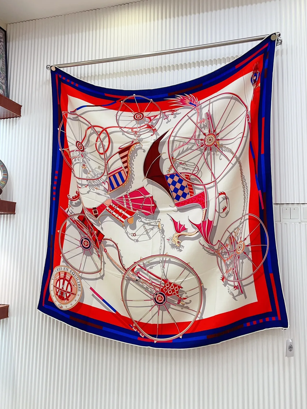 Hermès Motif Équestre Imprimé Crème Bleu Rouge Écharpe de Soie 6