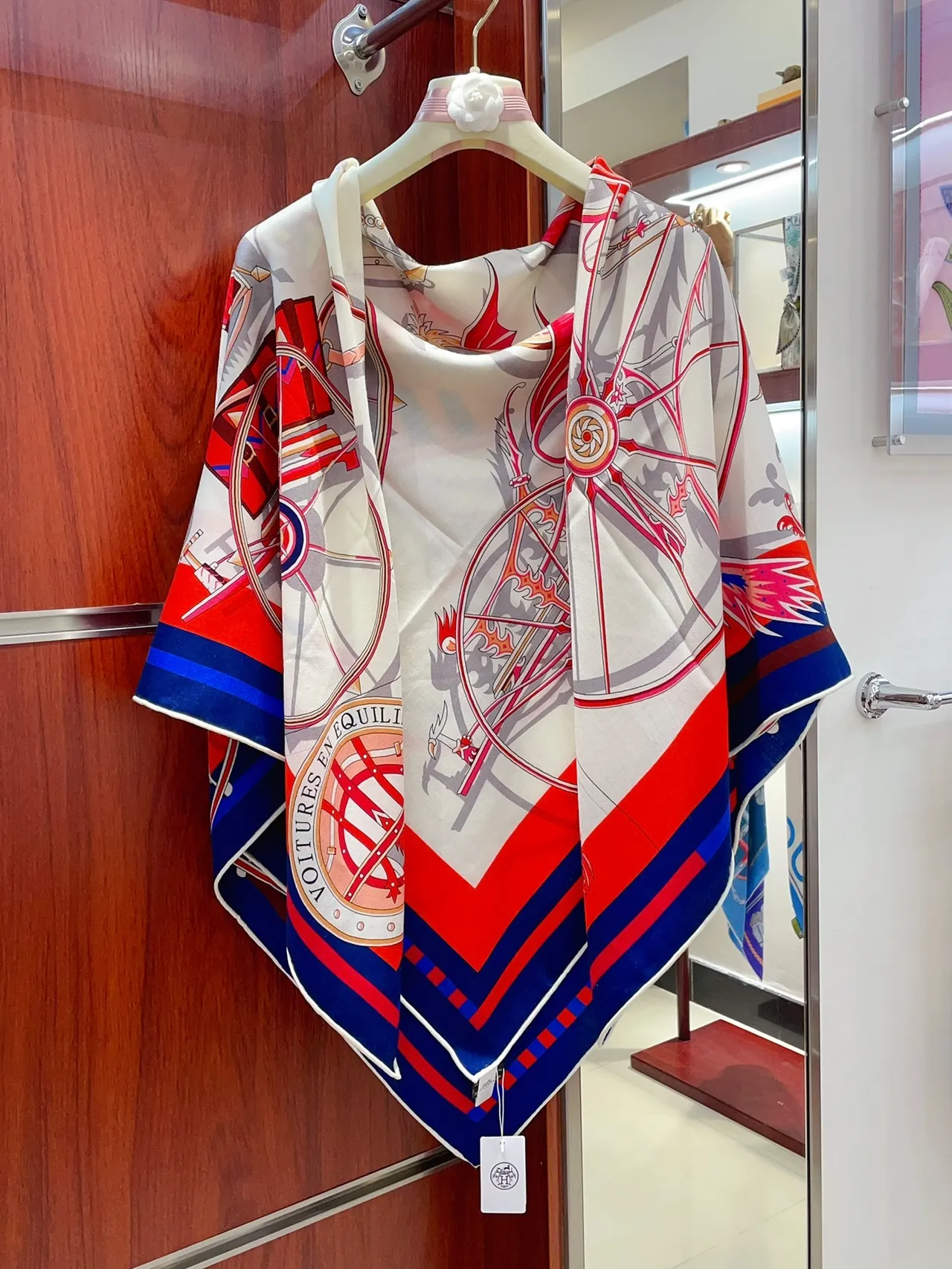 Hermès Motif Équestre Imprimé Crème Bleu Rouge Écharpe de Soie 7