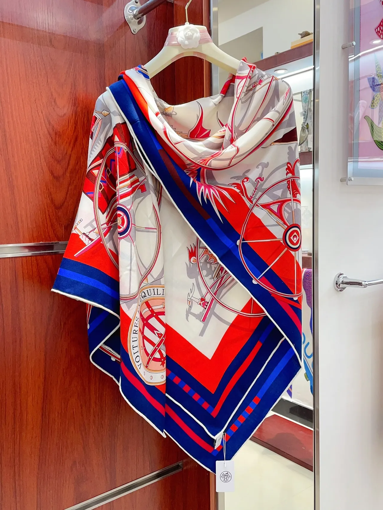 Hermès Motif Équestre Imprimé Crème Bleu Rouge Écharpe de Soie 8