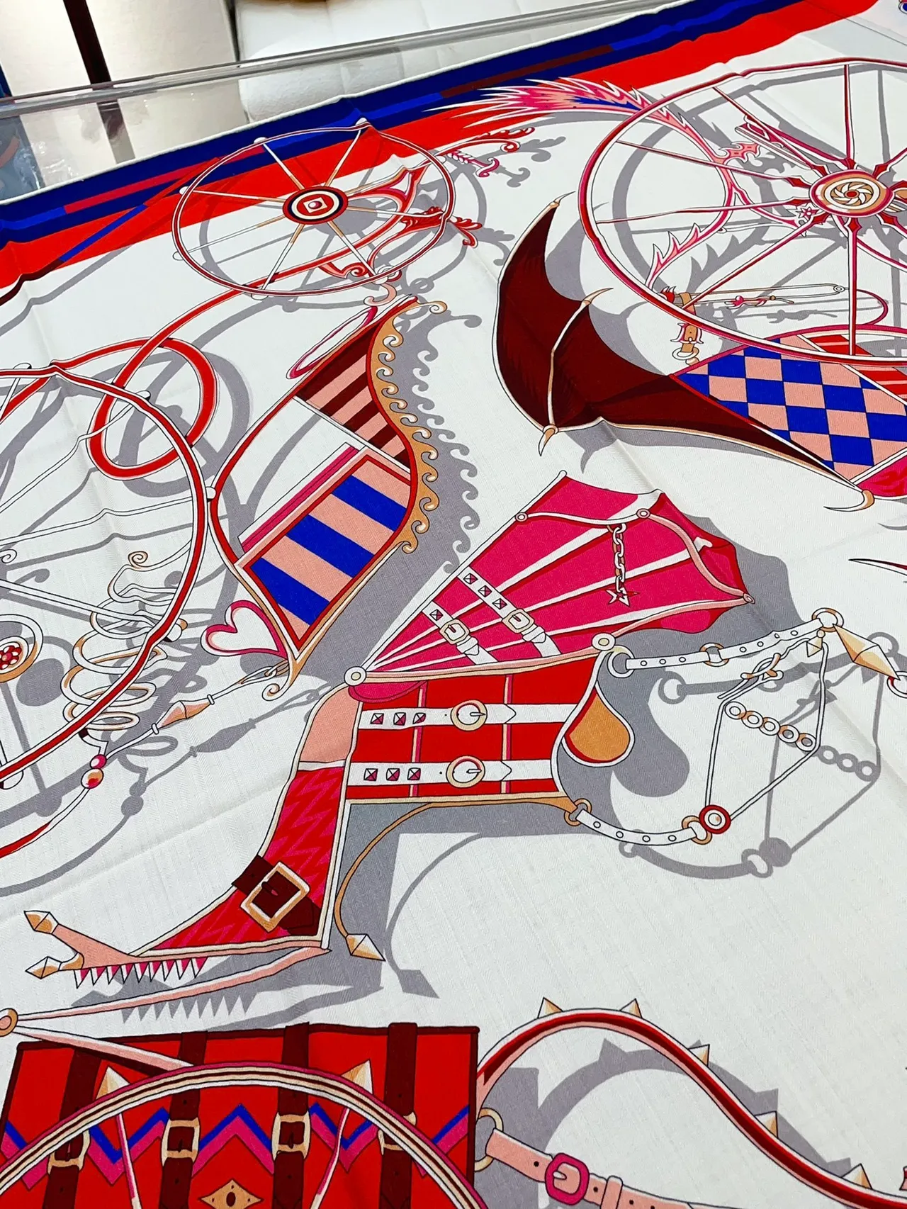 Hermès Motif Équestre Imprimé Crème Bleu Rouge Écharpe de Soie 9