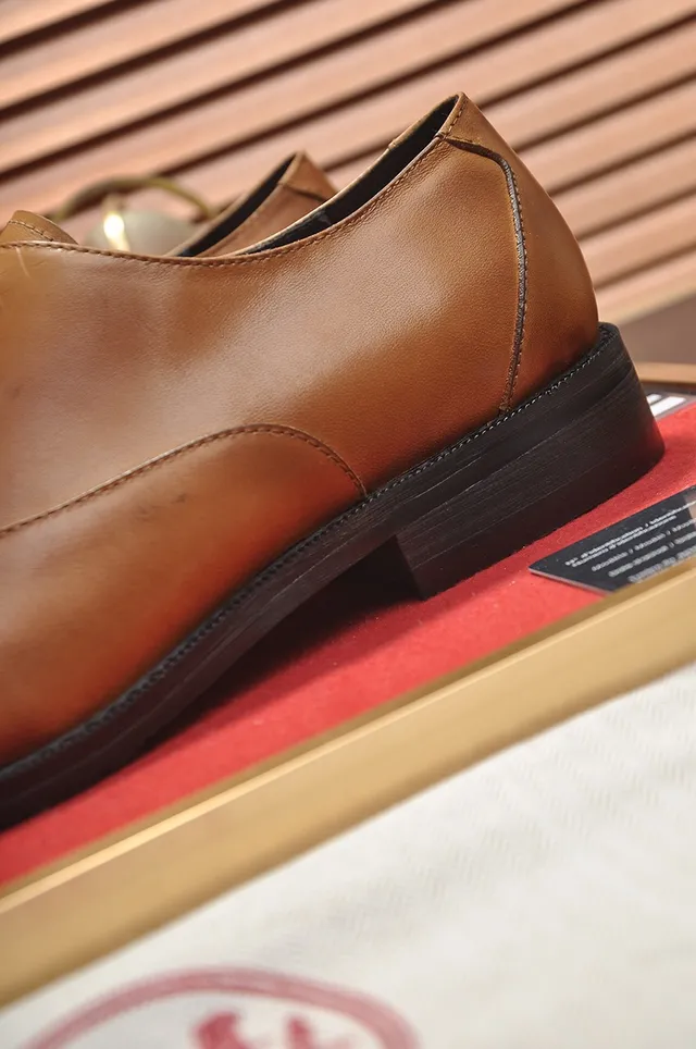 Hermès Sapatos Oxford com bico de tapa e estampado de crocodilo na cor tan 2