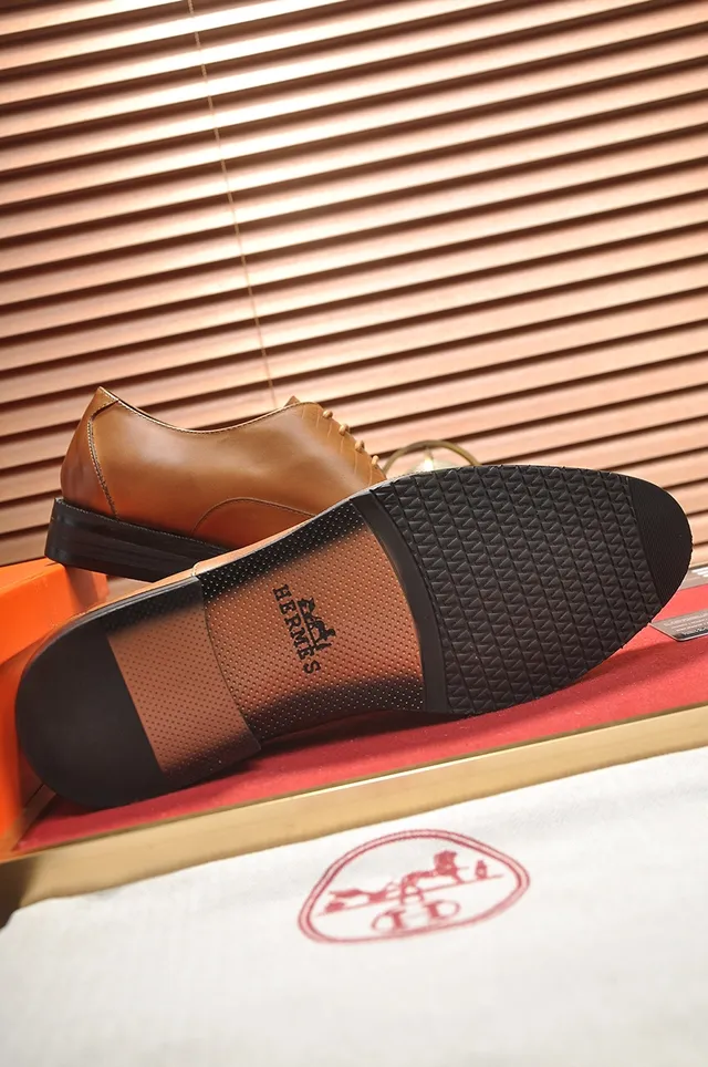 Hermès Sapatos Oxford com bico de tapa e estampado de crocodilo na cor tan 3