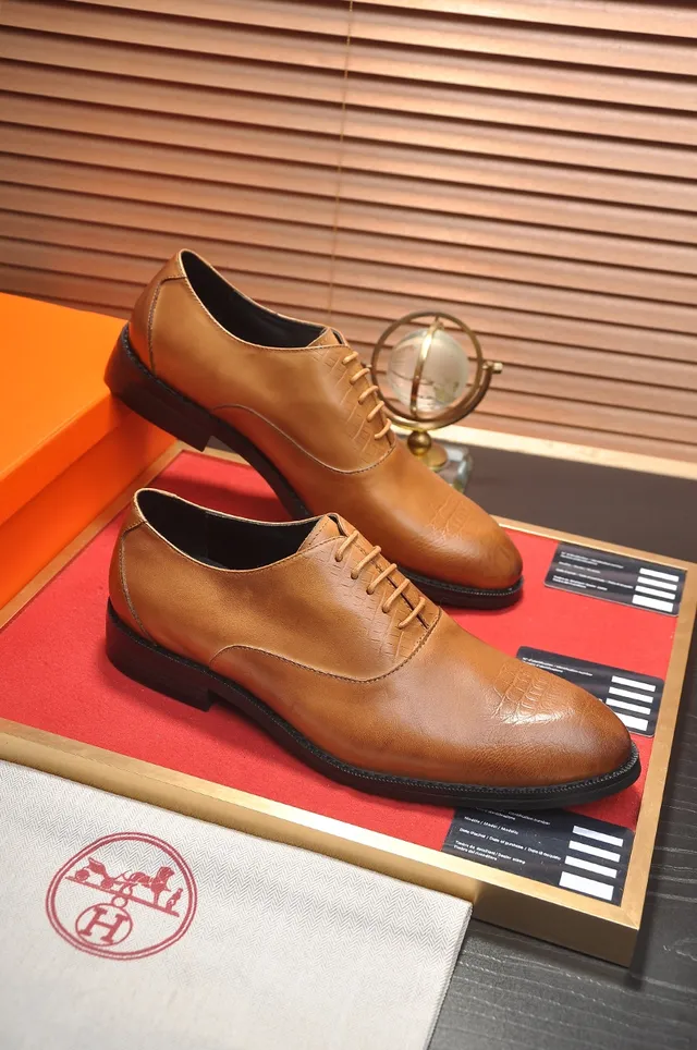 Hermès Sapatos Oxford com bico de tapa e estampado de crocodilo na cor tan 4