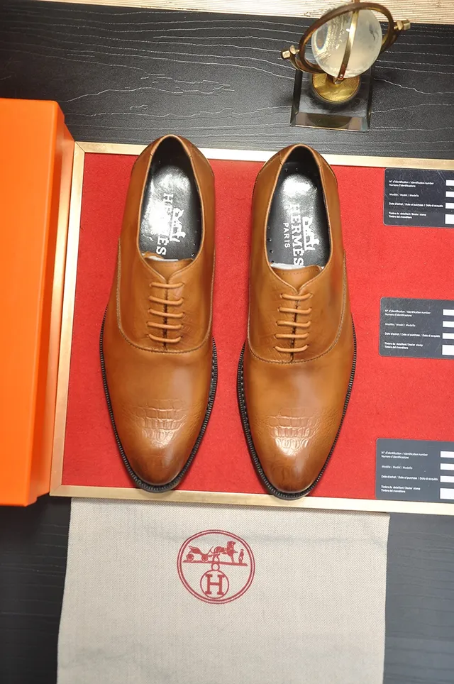 Hermès Sapatos Oxford com bico de tapa e estampado de crocodilo na cor tan 5