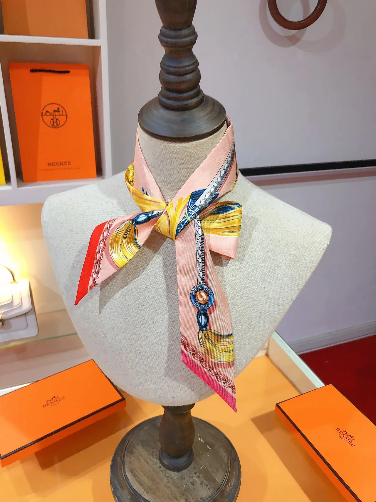 Hermès Twilly écharpe de soie rose dorée bleu 2