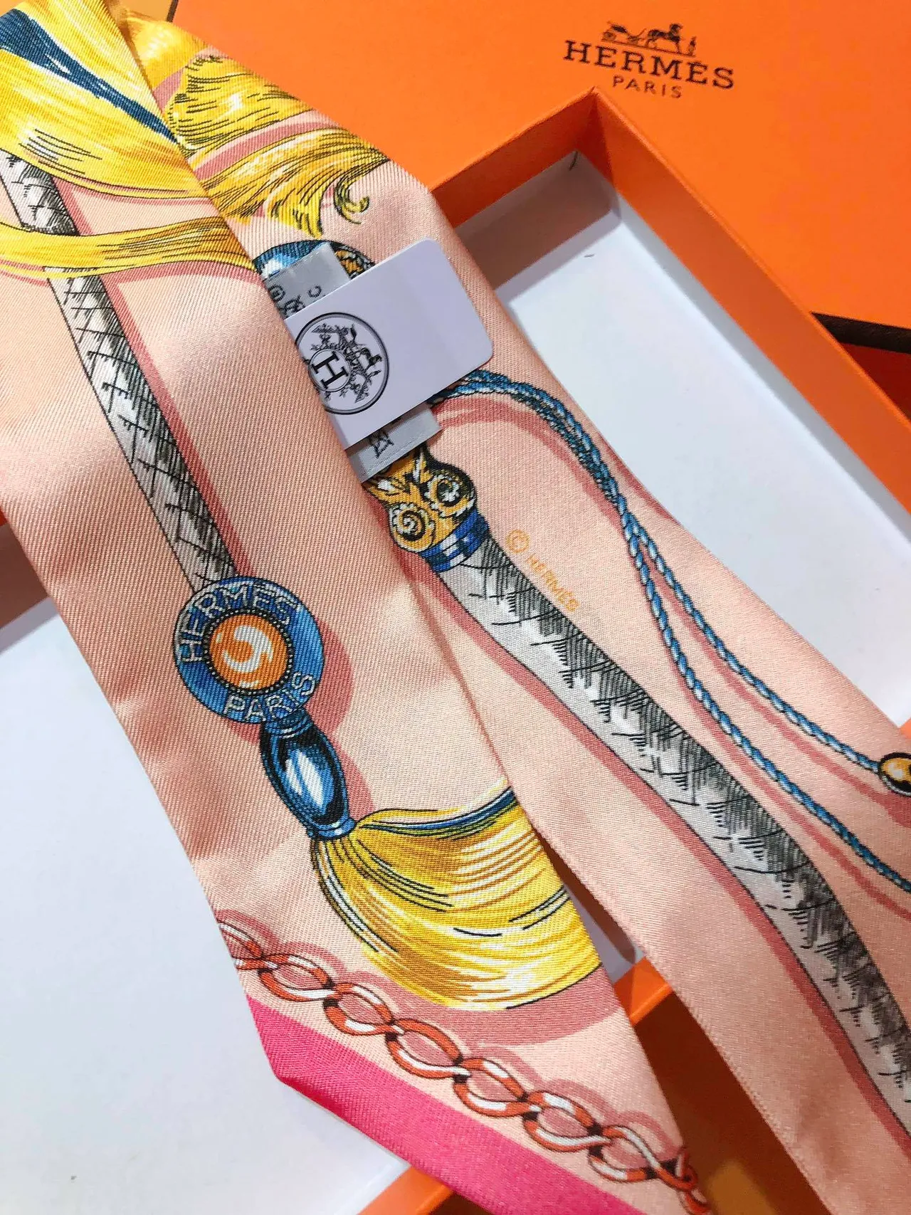 Hermès Twilly écharpe de soie rose dorée bleu 3
