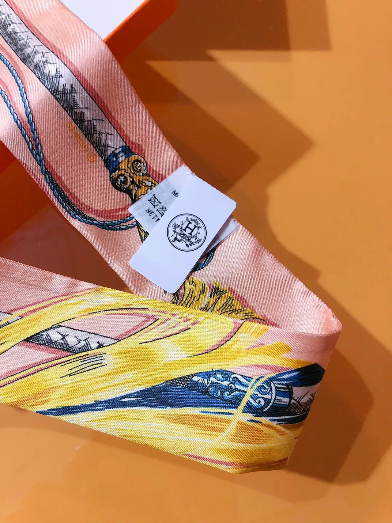 Hermès Twilly écharpe de soie rose dorée bleu 4