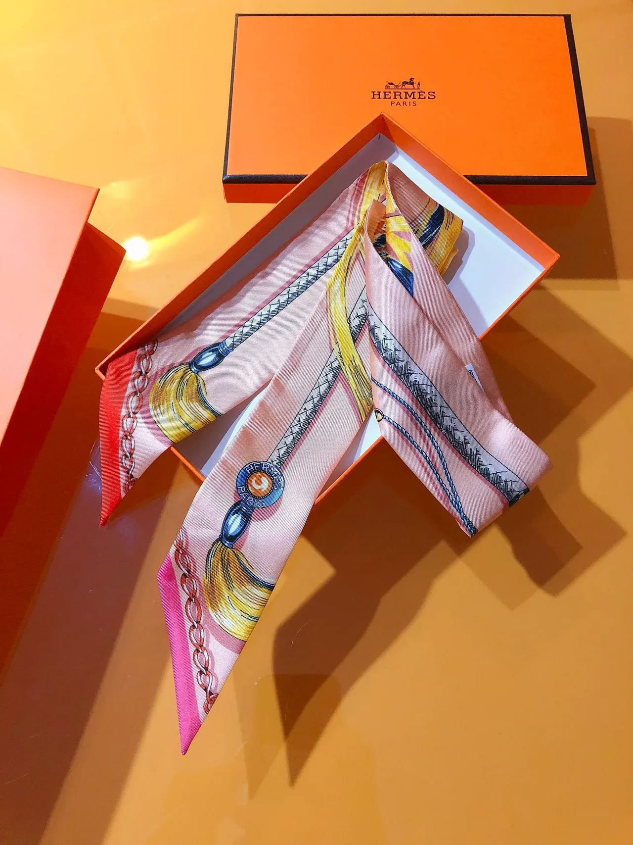 Hermès Twilly écharpe de soie rose dorée bleu 5