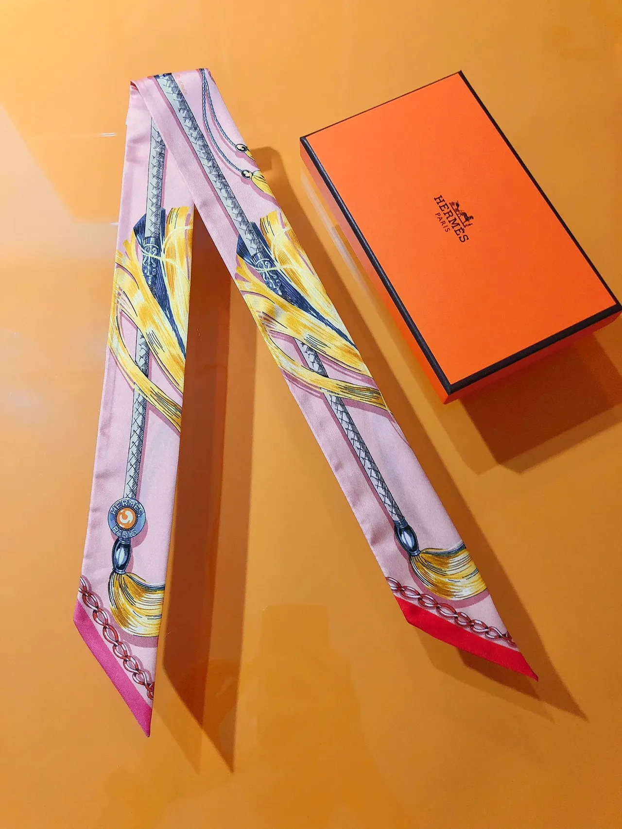 Hermès Twilly écharpe de soie rose dorée bleu 6