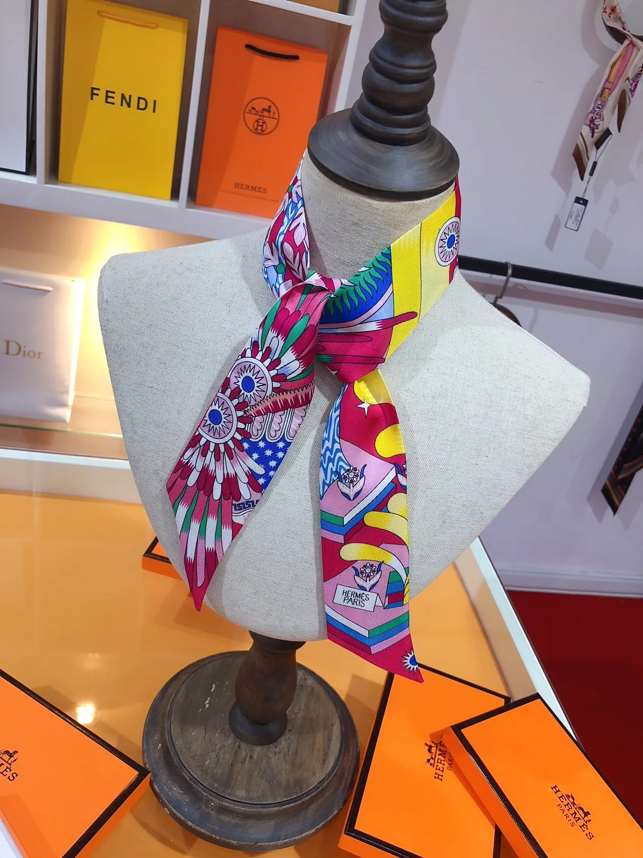 Hermès Twilly 'Source of the Flying Horse' écharpe de soie multicolore 2