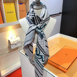 Hermès 白色 多色 几何星形图案 佩斯利 圆章 丝绸围巾