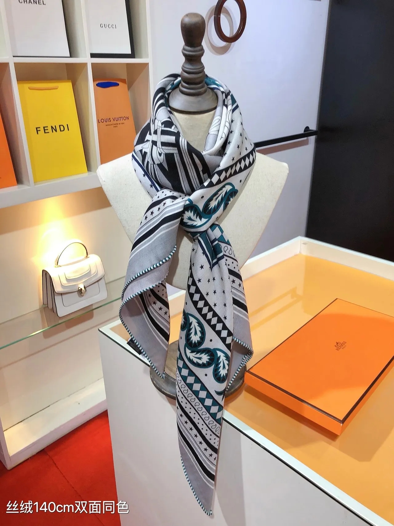 Hermès وشاح حريري أبيض متعدد الألوان بنمط هندسي نجمي وميداليون بيسلي 1