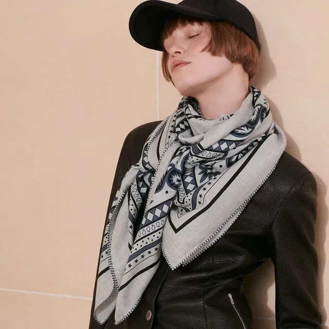 Hermès وشاح حريري أبيض متعدد الألوان بنمط هندسي نجمي وميداليون بيسلي 3