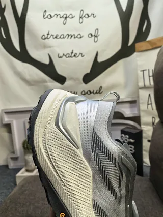 Hoka Cinza Branco Engineered Knit Upper Sculpted Multi-Density Midsole Tênis de Corrida 3