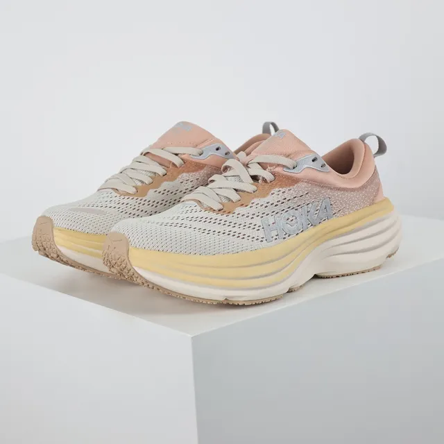 Hoka Chaussures de course rose beige avec upper de maille ingénieril, semelle intermédiaire amortie en couches. 2