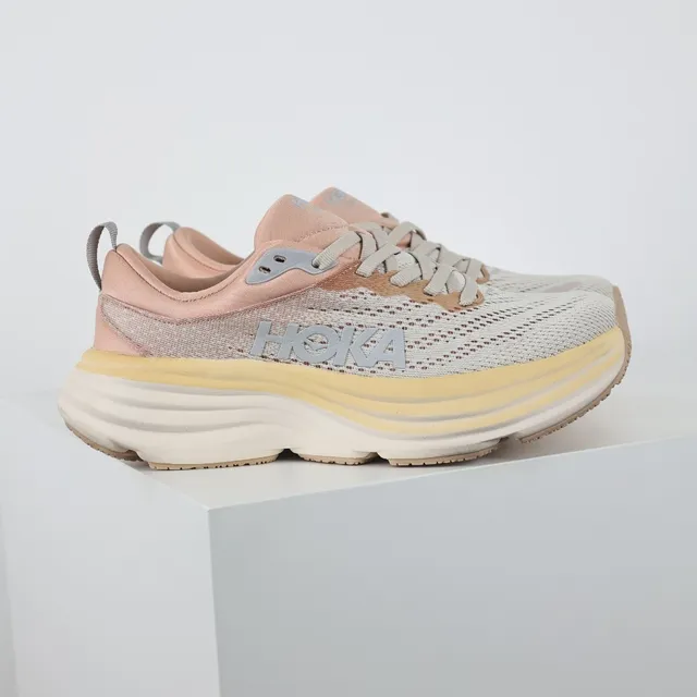 Hoka Chaussures de course rose beige avec upper de maille ingénieril, semelle intermédiaire amortie en couches. 3