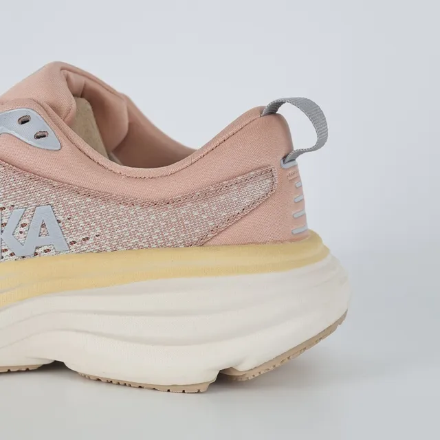 Hoka Chaussures de course rose beige avec upper de maille ingénieril, semelle intermédiaire amortie en couches. 4