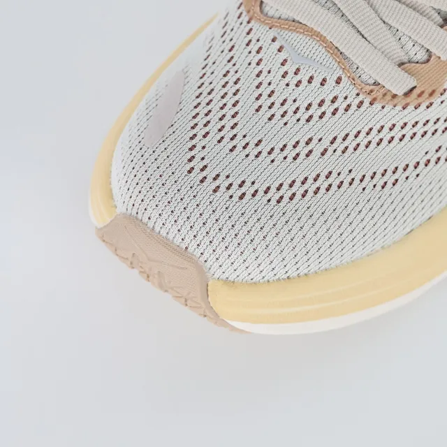 Hoka Chaussures de course rose beige avec upper de maille ingénieril, semelle intermédiaire amortie en couches. 5