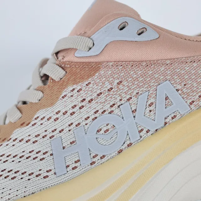 Hoka Chaussures de course rose beige avec upper de maille ingénieril, semelle intermédiaire amortie en couches. 6