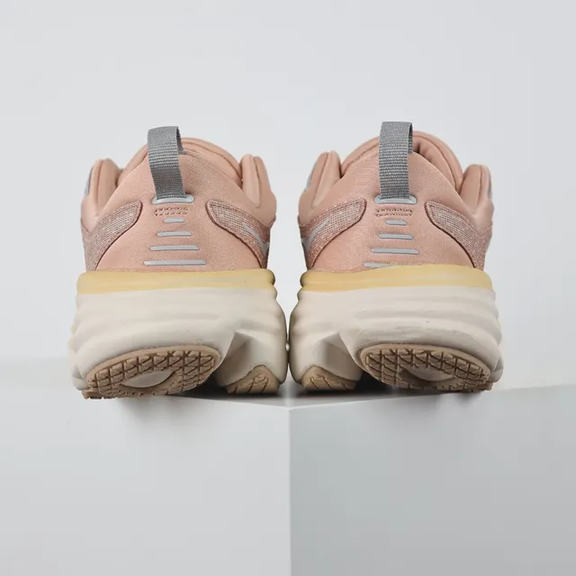 Hoka Chaussures de course rose beige avec upper de maille ingénieril, semelle intermédiaire amortie en couches. 8