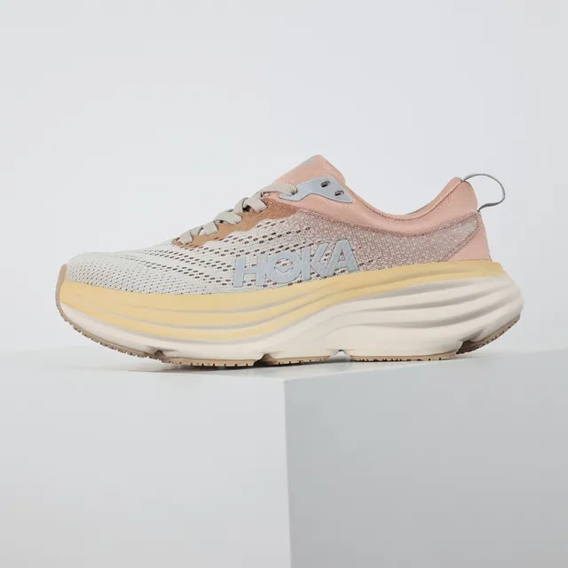 Hoka Chaussures de course rose beige avec upper de maille ingénieril, semelle intermédiaire amortie en couches. 9