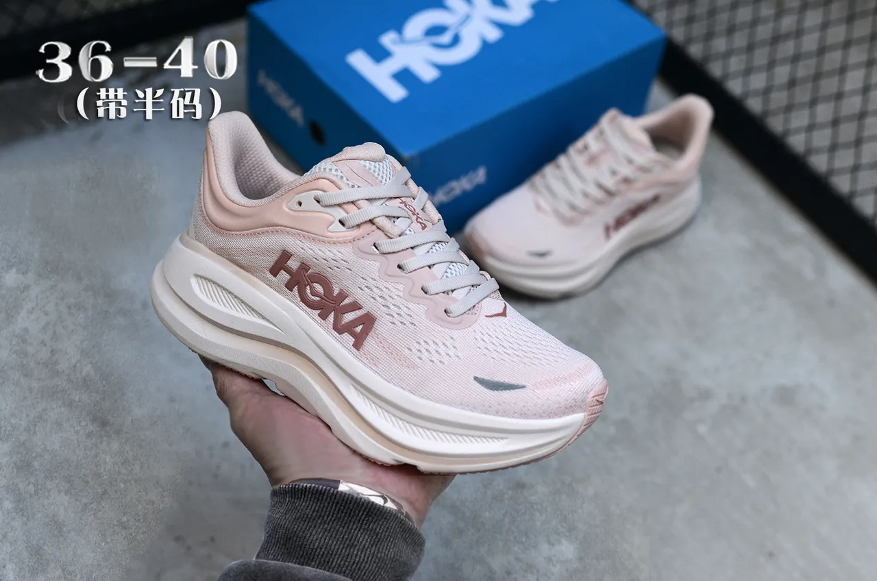Hoka Chaussures de course roses et blanches avec upper en maille ingénierie, semelle intermédiaire épaisse amortie 3