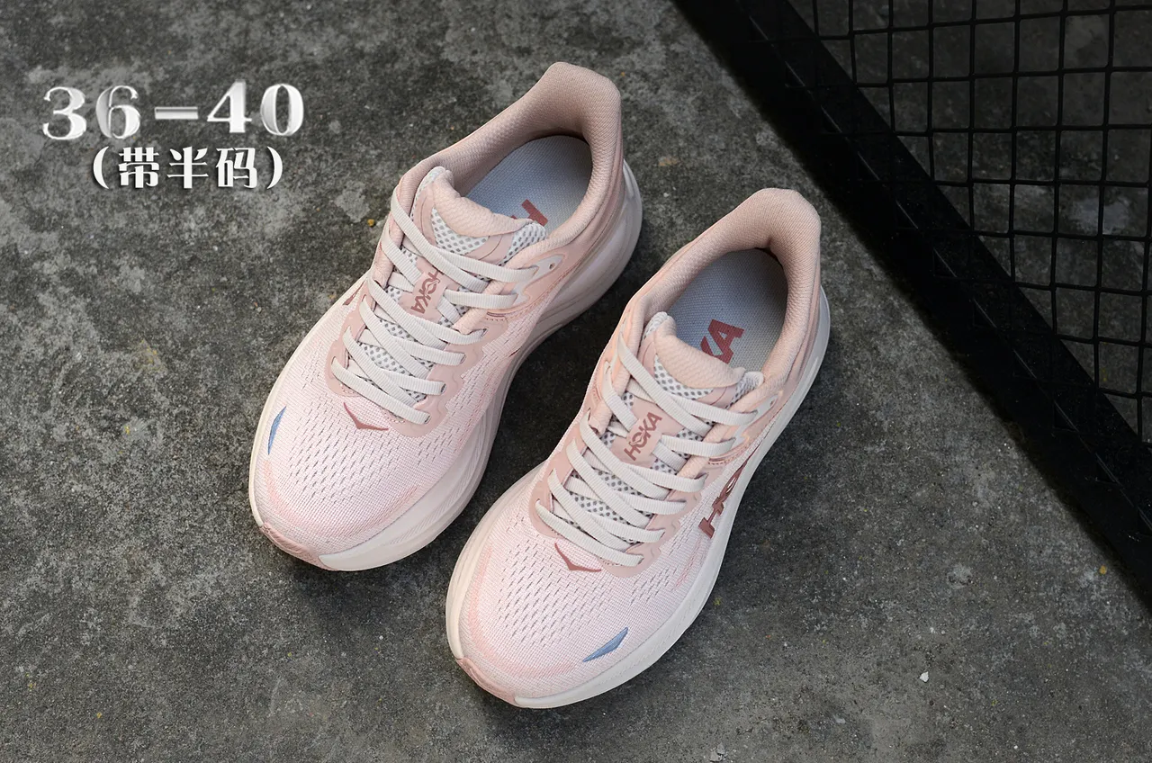 Hoka Chaussures de course roses et blanches avec upper en maille ingénierie, semelle intermédiaire épaisse amortie 4