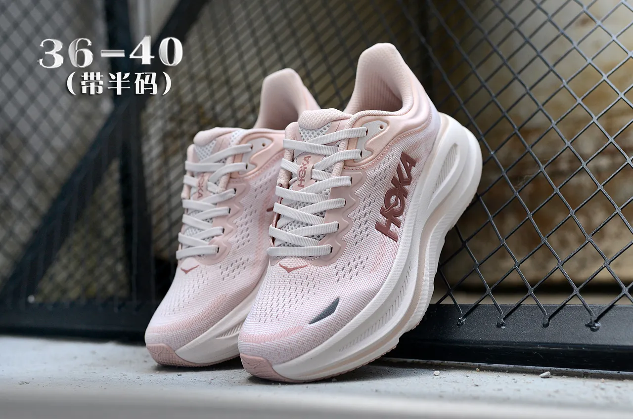 Hoka Chaussures de course roses et blanches avec upper en maille ingénierie, semelle intermédiaire épaisse amortie 5