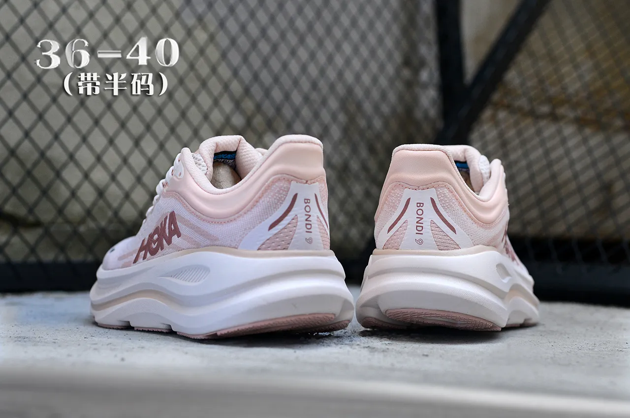 Hoka Chaussures de course roses et blanches avec upper en maille ingénierie, semelle intermédiaire épaisse amortie 6
