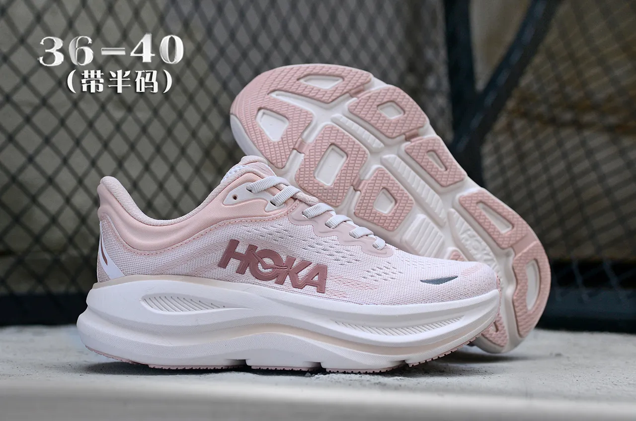 Hoka Chaussures de course roses et blanches avec upper en maille ingénierie, semelle intermédiaire épaisse amortie 7