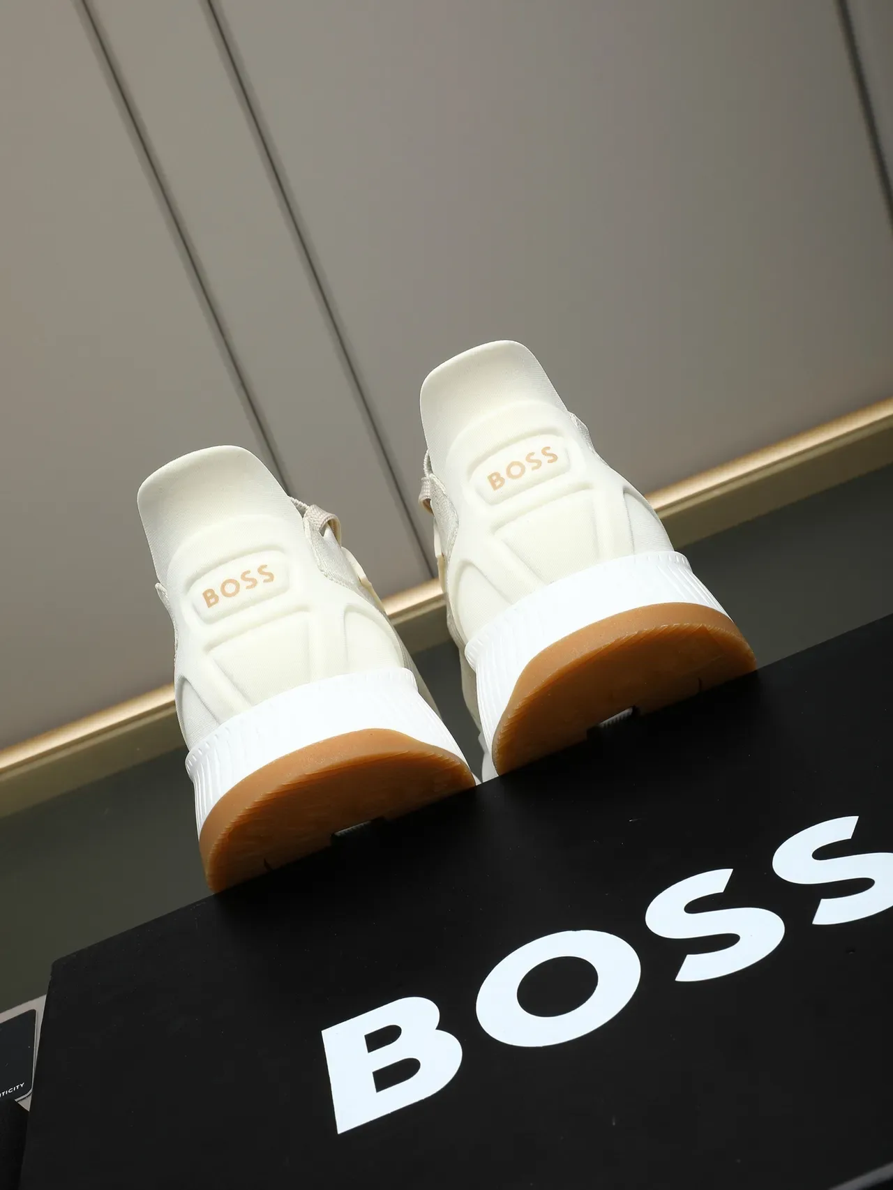Hugo Boss بيجي بني محبوك أعلى منحوت أبيض وسطى حذاء رياضي 3