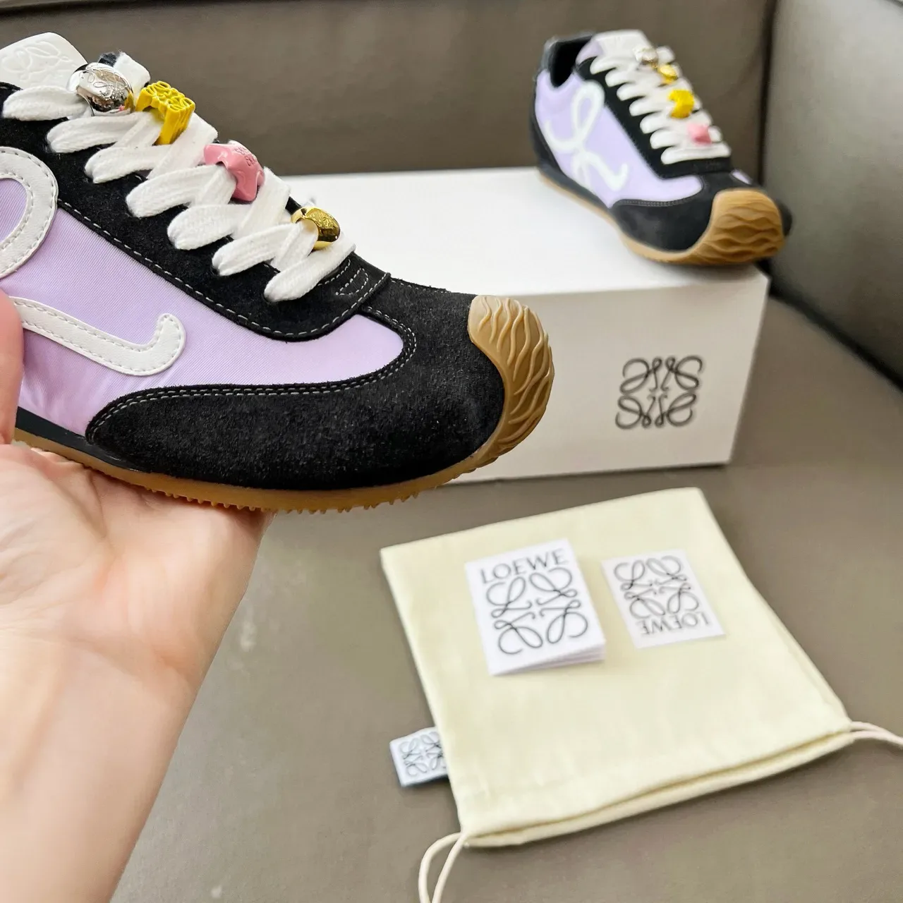 Loewe Flow Runner Negro Púrpura Esculturado Gum Toe Paneles Lavanda Contraste Lifestyle Sneakers 4