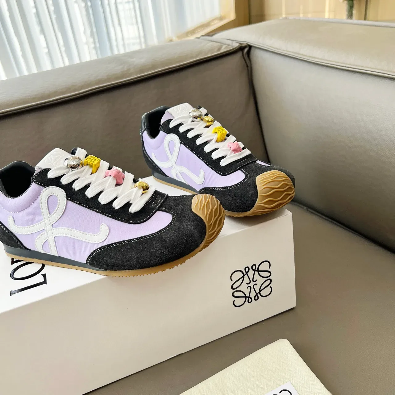 Loewe Flow Runner Negro Púrpura Esculturado Gum Toe Paneles Lavanda Contraste Lifestyle Sneakers 5