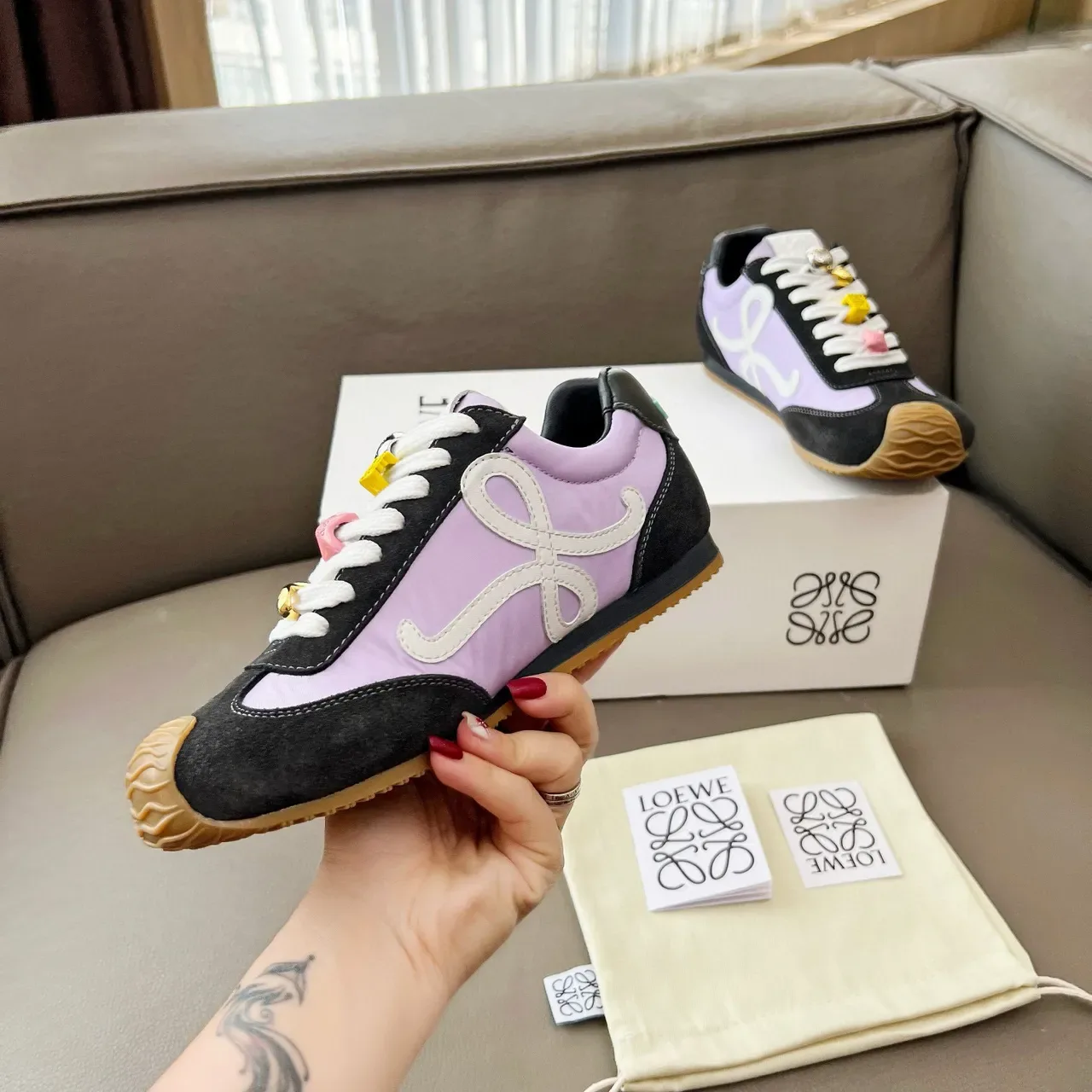 Loewe Flow Runner Negro Púrpura Esculturado Gum Toe Paneles Lavanda Contraste Lifestyle Sneakers 6